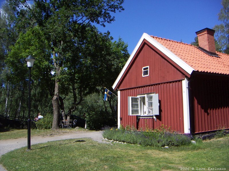 Walks and bicycling along the old road Göta Landsväg