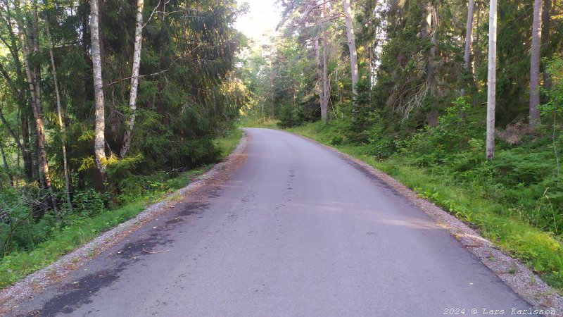 Walks and bicycling along the old road Göta Landsväg