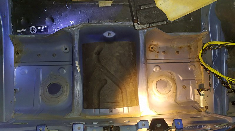 Chrysler Crossfire: Rust in rear compartment