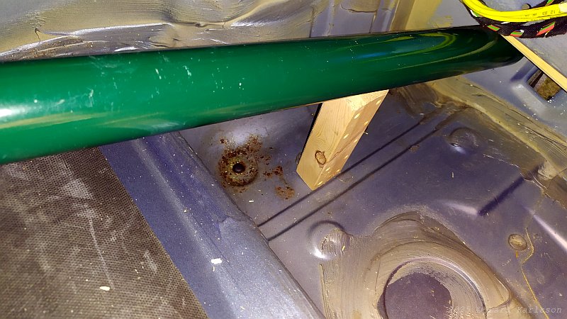 Chrysler Crossfire: Rust in rear compartment