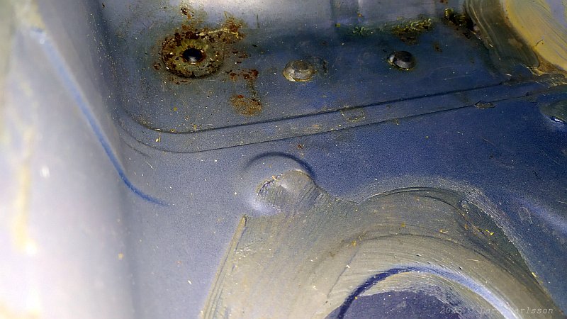 Chrysler Crossfire: Rust in rear compartment