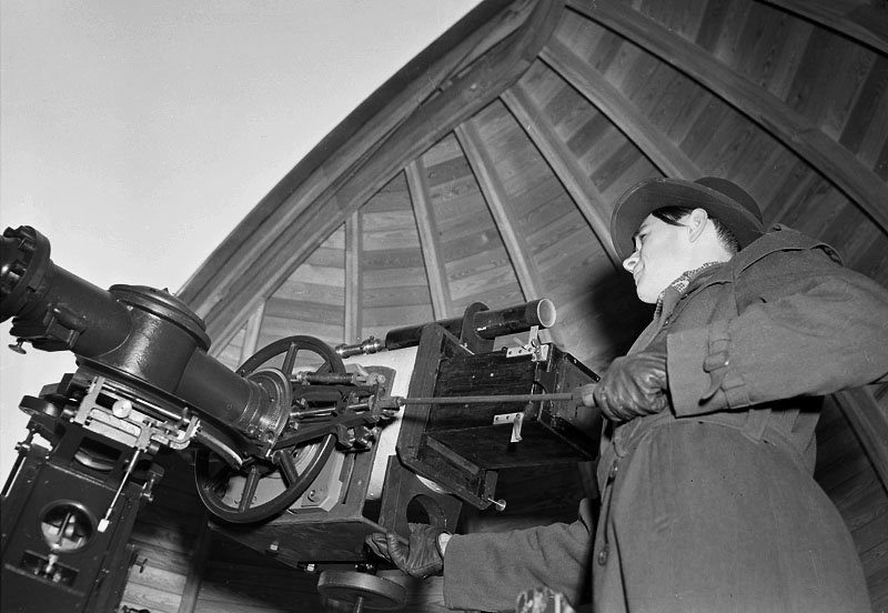 Stockholms Observatorium (Karlsbaderberget i Saltsjöbaden). En okänd man tittar på solförmörkelse