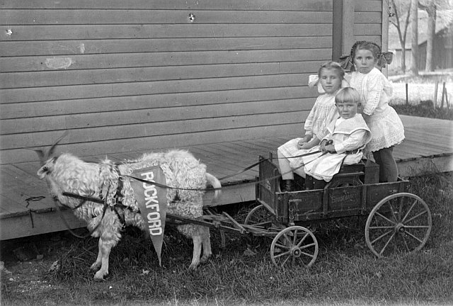 Hulda Söderberg emigrerar till Rockford i USA år 1904