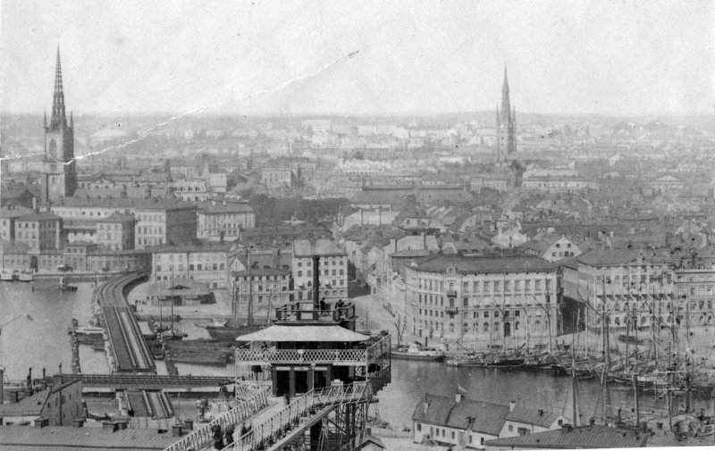 Vy över Stockholm och gamla Stan, sett från Mosbacke, Södermalm på 1870-talet. I förgrunden Katarinahissen.