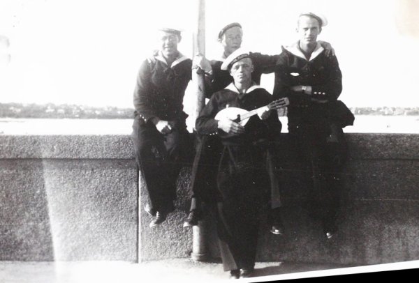 Evert och kamrater till honom i det militära, Karlskrona år 1940