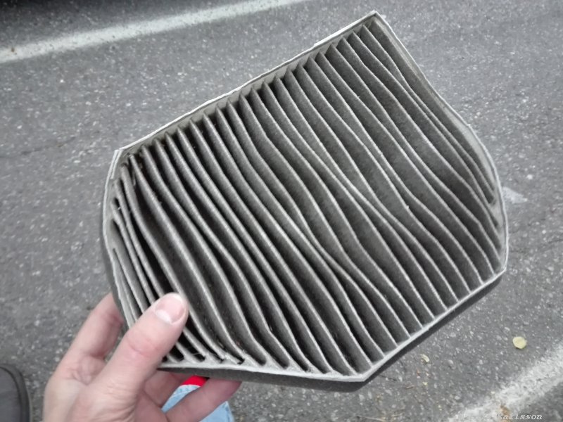 Chrysler Crossfire: Find and replace the coupe air filter