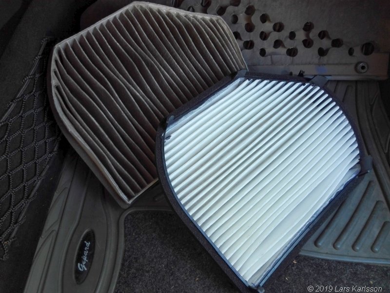 Chrysler Crossfire: Find and replace the coupe air filter