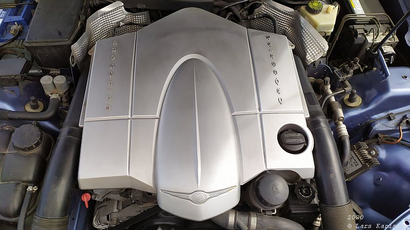 Chrysler Crossfire: Find and replace the engine air filters