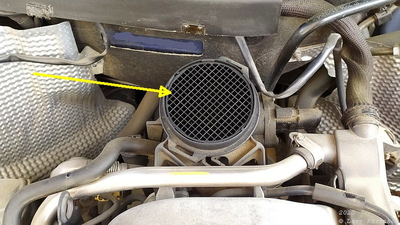 Chrysler Crossfire: Find and replace the engine air filters