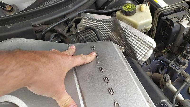 Chrysler Crossfire: Find and replace the engine air filters