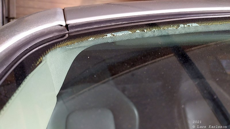 Chrysler Crossfire: Roof inside panel