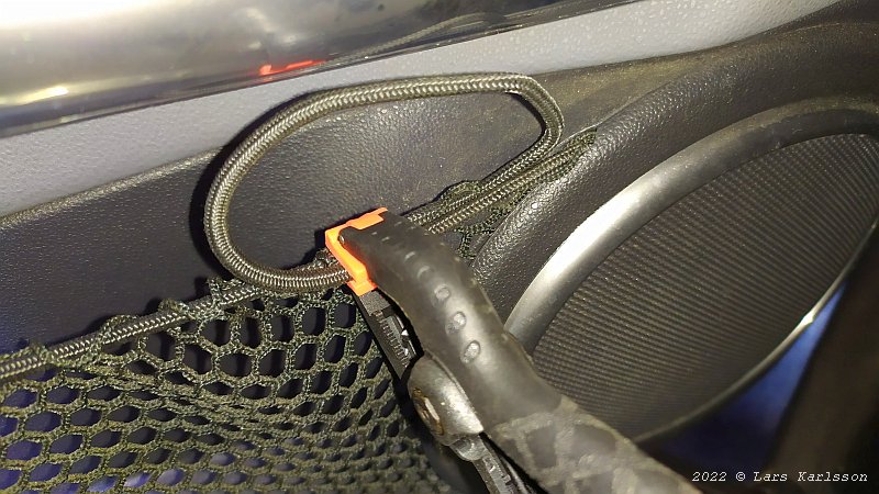 Chrysler Crossfire: Door panel net pocket