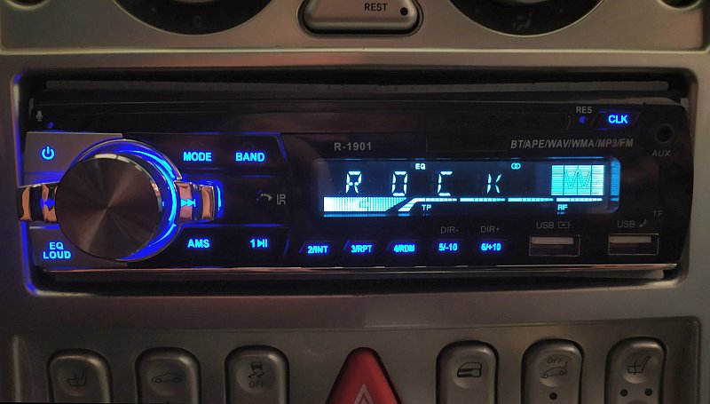 Chrysler Crossfire: Radio replacement
