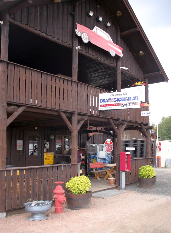 A walk among scrap cars at Osby USA bildelar in Sweden 2019