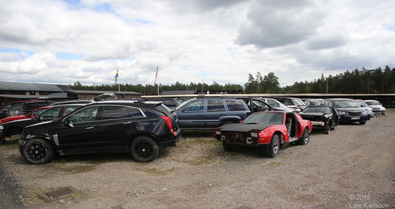 A walk among scrap cars at Osby USA bildelar in Sweden 2019