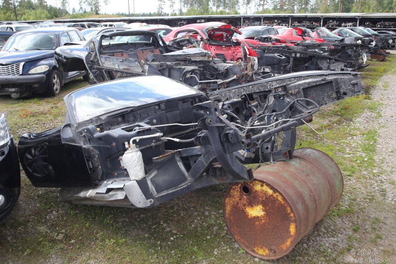 A walk among scrap cars at Osby USA bildelar in Sweden 2019