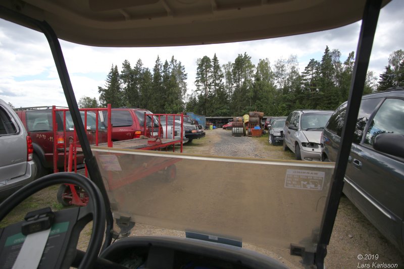 A walk among scrap cars at Osby USA bildelar in Sweden 2019