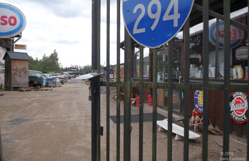 A walk among scrap cars at Osby USA bildelar in Sweden 2019