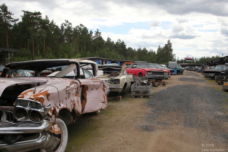 A walk among scrap cars at Osby USA bildelar in Sweden 2019