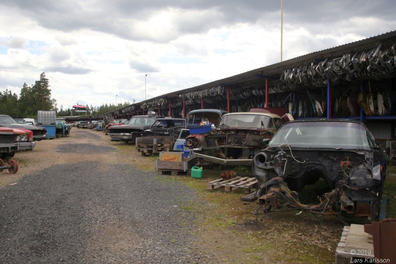 A walk among scrap cars at Osby USA bildelar in Sweden 2019