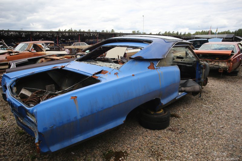 A walk among scrap cars at Osby USA bildelar in Sweden 2019