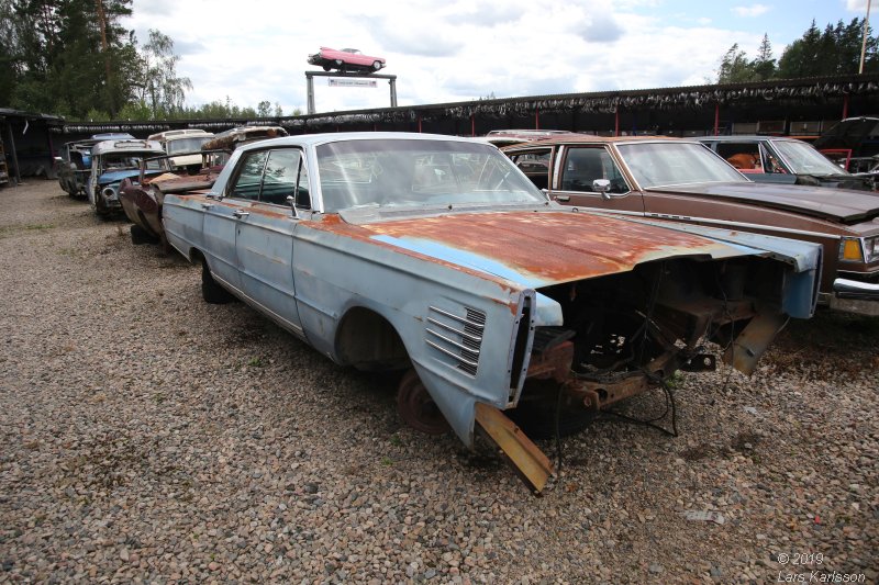 A walk among scrap cars at Osby USA bildelar in Sweden 2019