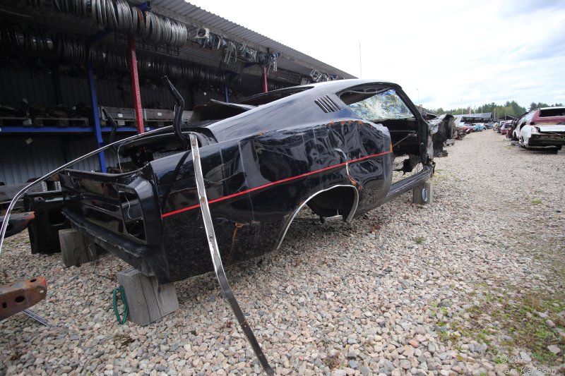 A walk among scrap cars at Osby USA bildelar in Sweden 2019