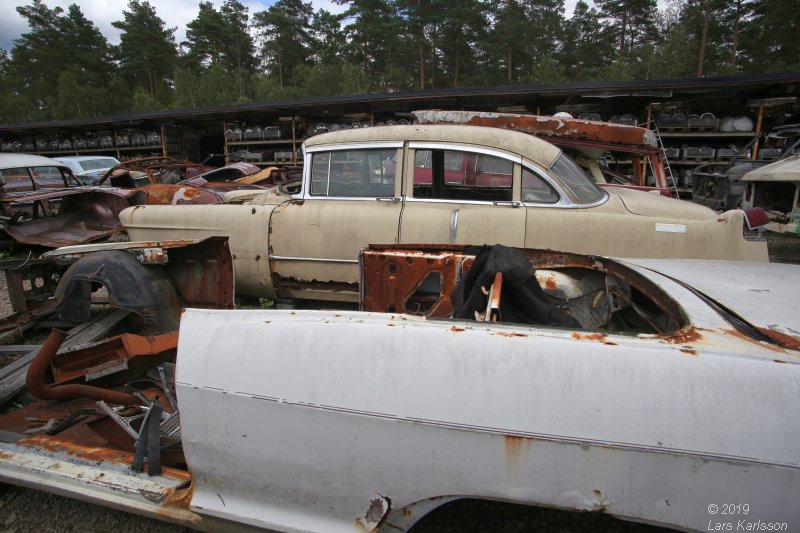 A walk among scrap cars at Osby USA bildelar in Sweden 2019