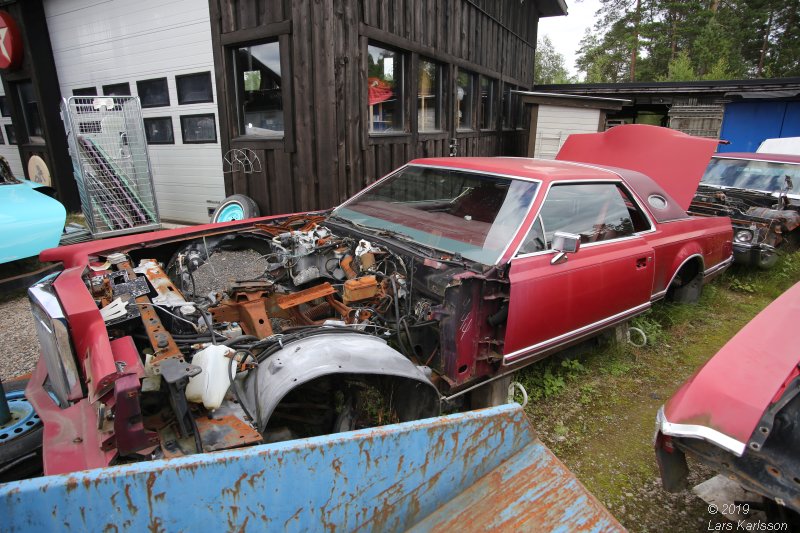 A walk among scrap cars at Osby USA bildelar in Sweden 2019