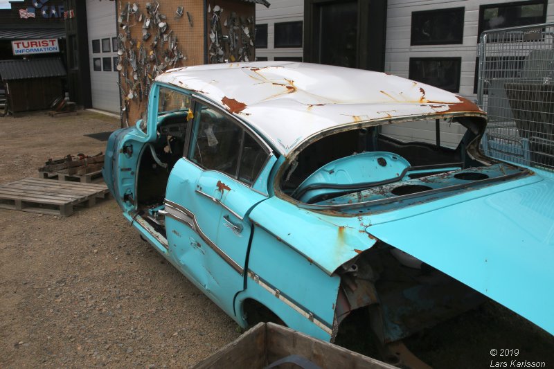 A walk among scrap cars at Osby USA bildelar in Sweden 2019