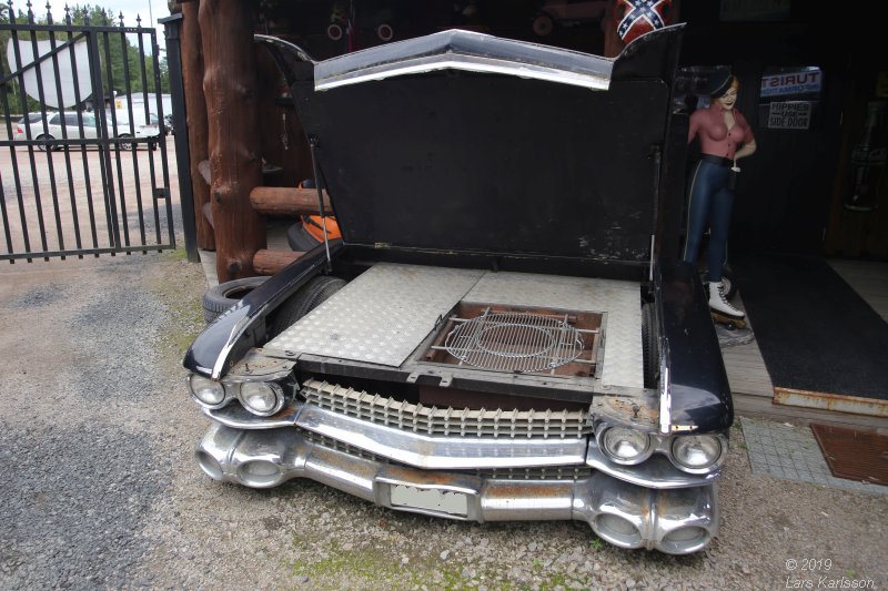 A walk among scrap cars at Osby USA bildelar in Sweden 2019